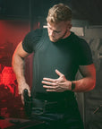 Modelo masculino vistiendo la playera blindada Nivel IIIA de Miguel Caballero, ideal para protección discreta