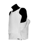 Fotografia de estudio en fondo blanco de una playera blindada para hombre tipo tank top en color blanco con sistema de cremalleras laterales abierto sobre un maniqui negro.