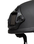 Acercamiento al soporte frontal de aleación para visión nocturna (NVG shroud) montado en el casco antibalas operativo OPS Plus de Miguel Caballero.