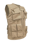 Vista de perfil del chaleco antibalas para reportero Titan Vest en color beige, destacando la distribución de los bolsillos utilitarios de Miguel Caballero.