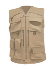 Chaleco blindado multibolsillos modelo Titan Vest en color beige, con diseño tipo reportero y protección balística integrada de Miguel Caballero.