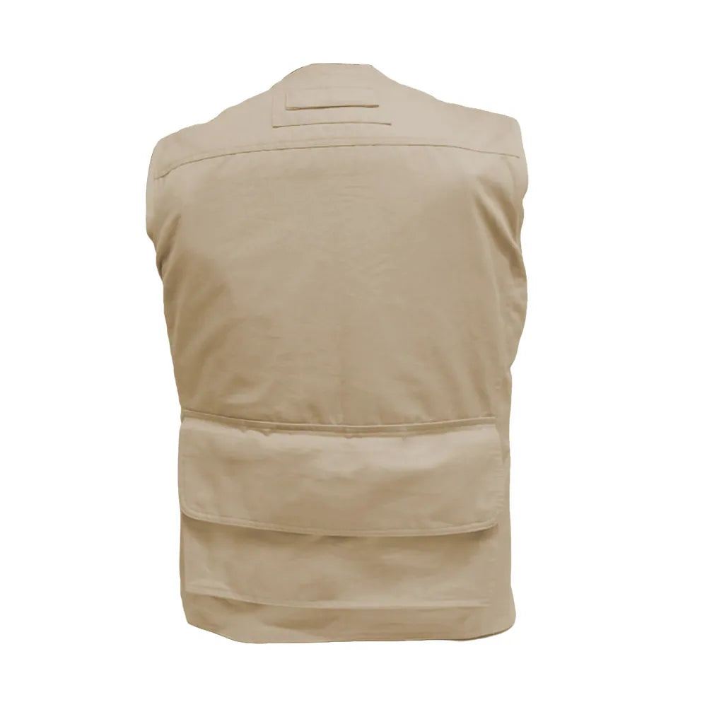 Vista trasera del chaleco blindado estilo safari Titan Vest en color beige, con costuras reforzadas para trabajo de campo de Miguel Caballero.