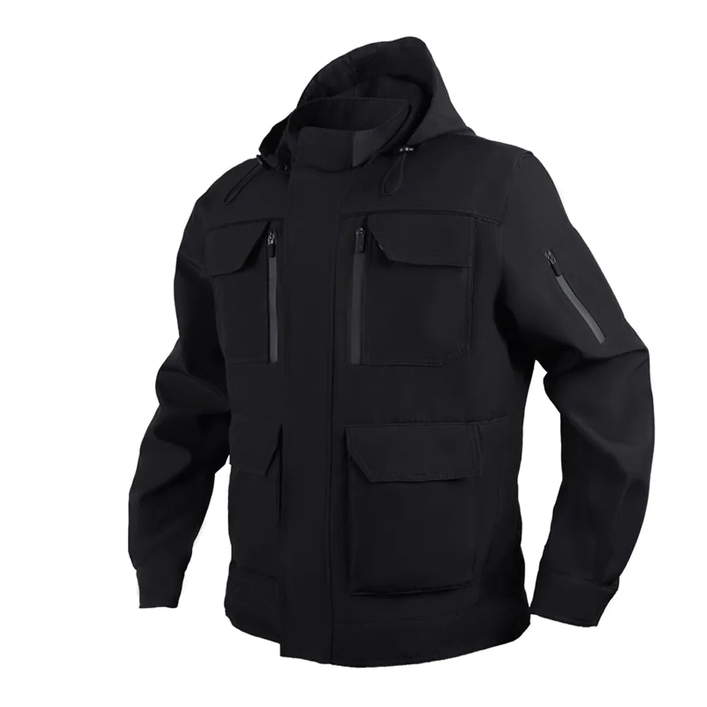 Chamarra blindada táctica urbana modelo Sentinel Jacket en color negro, con diseño premium de alta resistencia, capucha y bolsillos impermeables de Miguel Caballero.