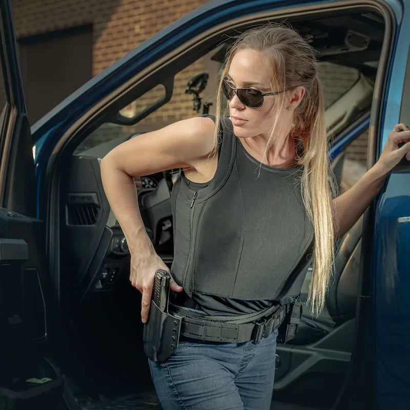Uso operativo de la playera blindada para mujer Nivel IIIA, ideal para seguridad VIP y porte discreto de equipo.
