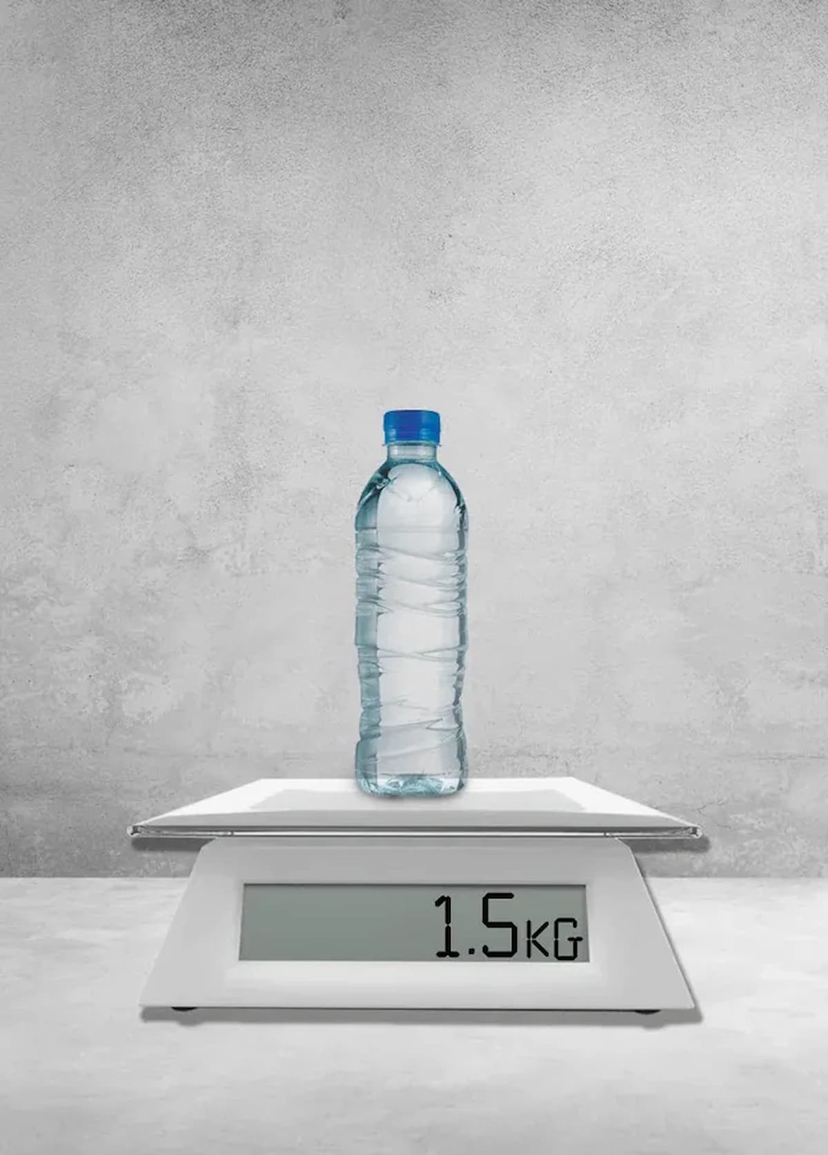 Una botella de agua sobre una bascula digital que marca 1.5 kg, utilizada como comparativa visual para demostrar el peso ultra liviano y la comodidad de la playera blindada de hombre Miguel Caballero.
