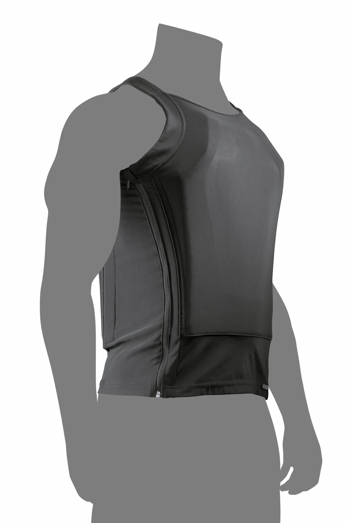 Vista lateral de la playera blindada negra IIIA, diseño discreto y flexible para uso diario de Miguel Caballero.